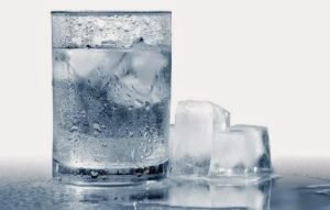 condensação em um copo com água fria